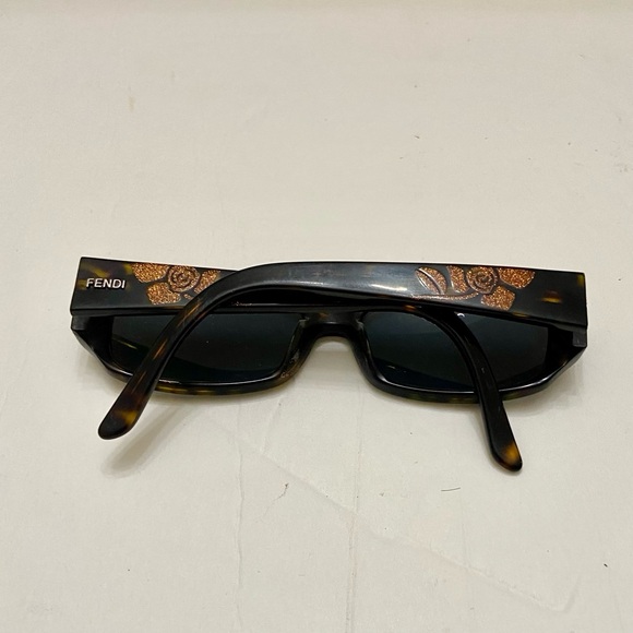 Fendi, Brown Tortoise Sunglasses with Gold Floral Design F924 215 135 - Picture 4 of 15